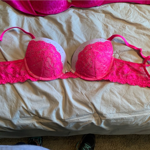 3 Victoria’s Secret bras 34D - Picture 3 of 9